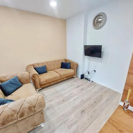 Spacious 2bd With A Nice Terrace Apartment *